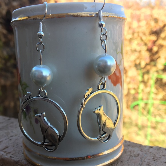 White Glass Pearl Cat and Mouse Dangle Earrings - Picture 6 of 6
